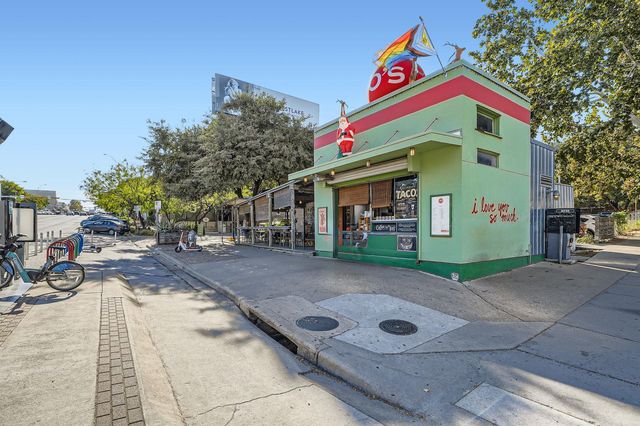 2303 East Side DR 210, Austin, TX 78704