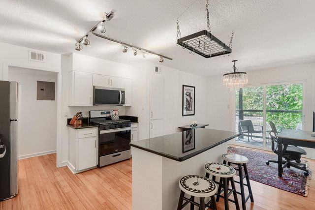 2303 East Side DR 210, Austin, TX 78704