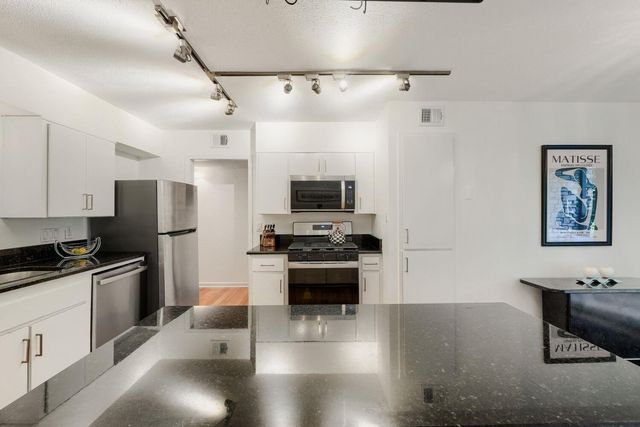 2303 East Side DR 210, Austin, TX 78704
