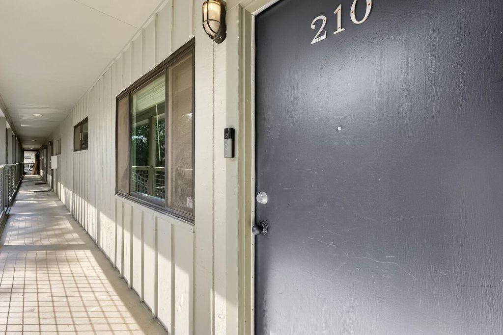 2303 East Side DR 210, Austin, TX 78704