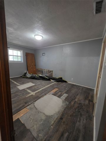 204 Fordyce Street, Barry, TX 75102