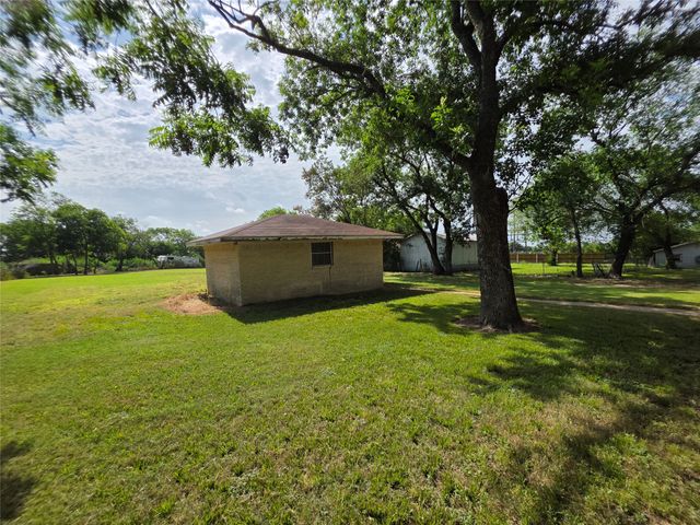 204 Fordyce Street, Barry, TX 75102