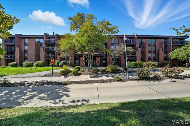 585 Coeur De Royale Drive 405, Creve Coeur, MO 63141