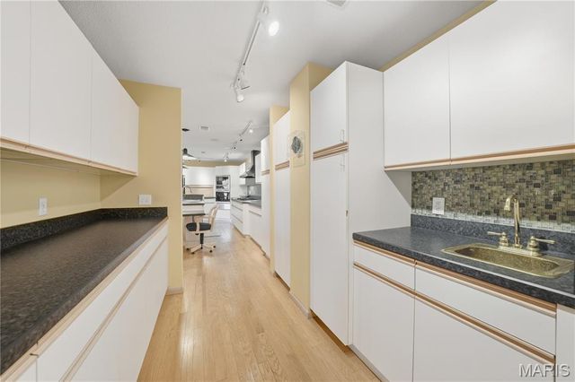 585 Coeur De Royale Drive 405, Creve Coeur, MO 63141