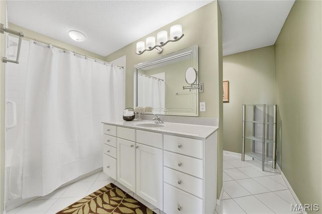 585 Coeur De Royale Drive 405, Creve Coeur, MO 63141