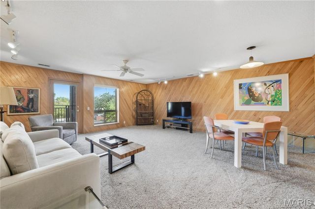 585 Coeur De Royale Drive 405, Creve Coeur, MO 63141