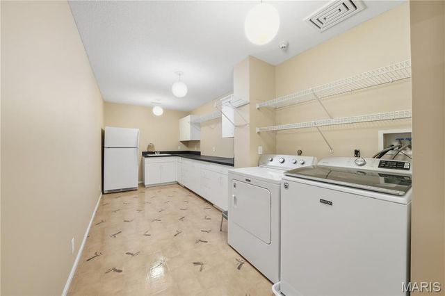 585 Coeur De Royale Drive 405, Creve Coeur, MO 63141