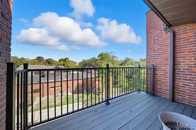 585 Coeur De Royale Drive 405, Creve Coeur, MO 63141