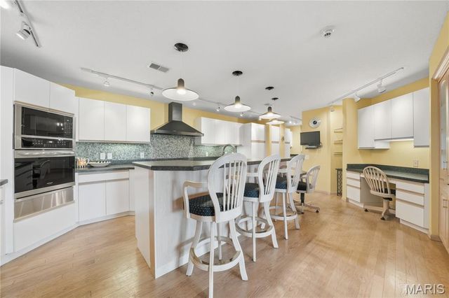 585 Coeur De Royale Drive 405, Creve Coeur, MO 63141