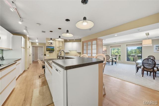 585 Coeur De Royale Drive 405, Creve Coeur, MO 63141