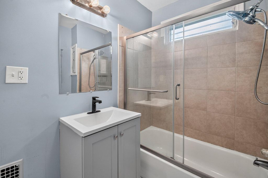 Image 21 of property listing at 7426 KENLEA AVE, Baltimore, MD 21236