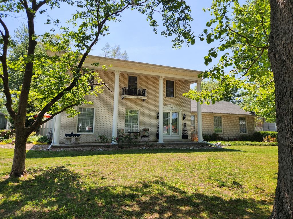 Image 1 of property listing at 766 Fairfield Road, Mt Vernon, IL 62864