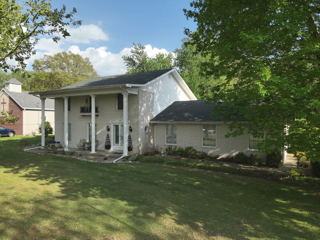 Image 123 of property listing at 766 Fairfield Road, Mt Vernon, IL 62864