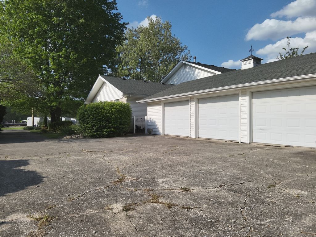 Image 124 of property listing at 766 Fairfield Road, Mt Vernon, IL 62864
