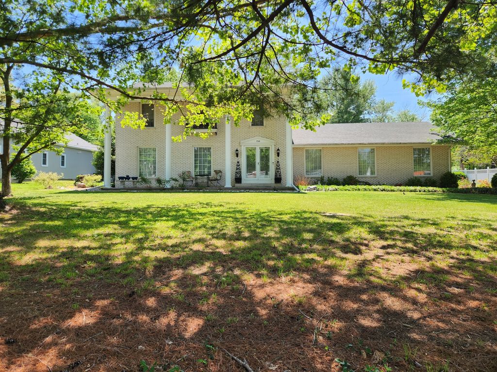 Image 3 of property listing at 766 Fairfield Road, Mt Vernon, IL 62864