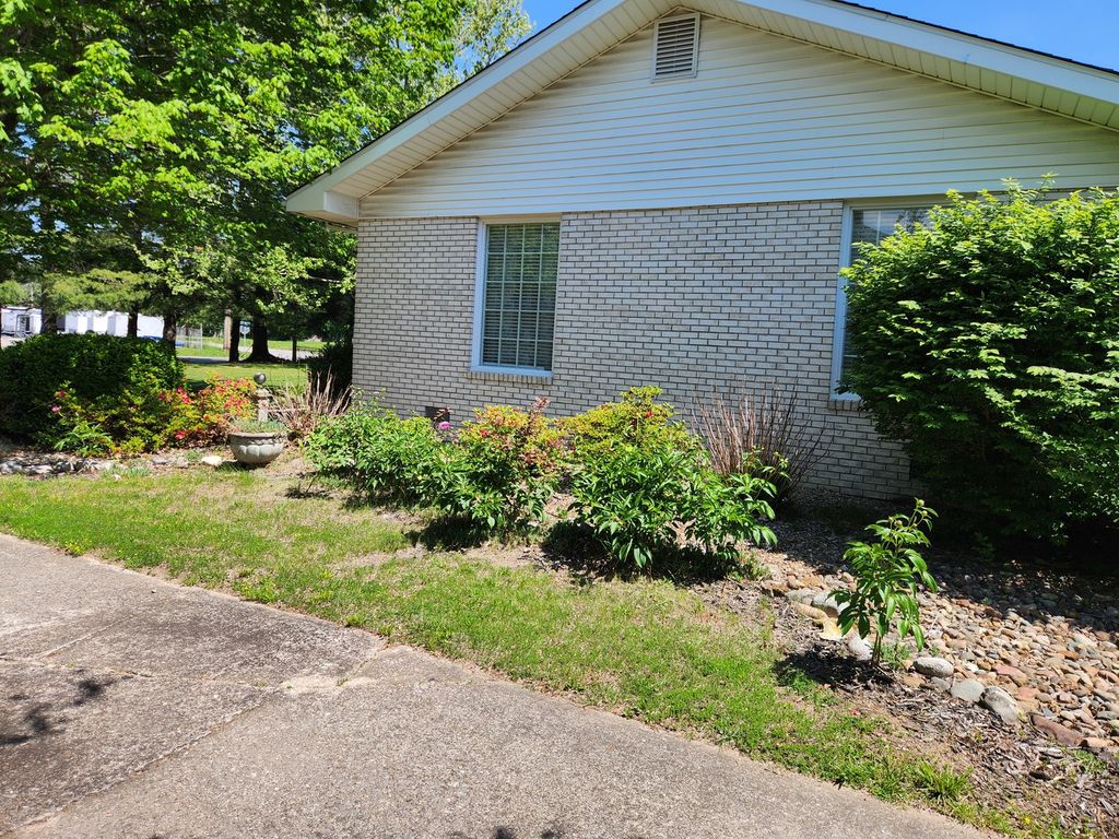 Image 5 of property listing at 766 Fairfield Road, Mt Vernon, IL 62864