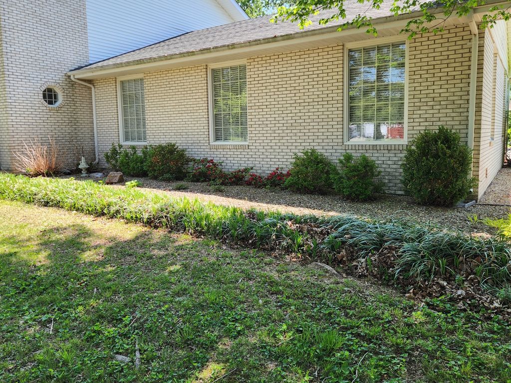 Image 6 of property listing at 766 Fairfield Road, Mt Vernon, IL 62864