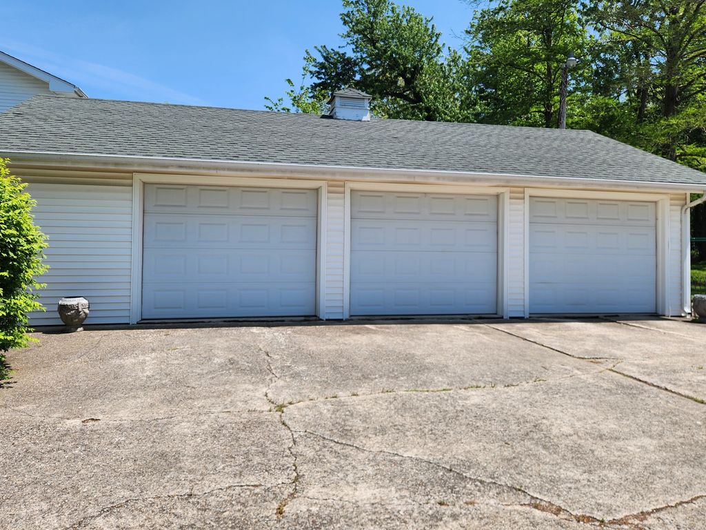 Image 7 of property listing at 766 Fairfield Road, Mt Vernon, IL 62864