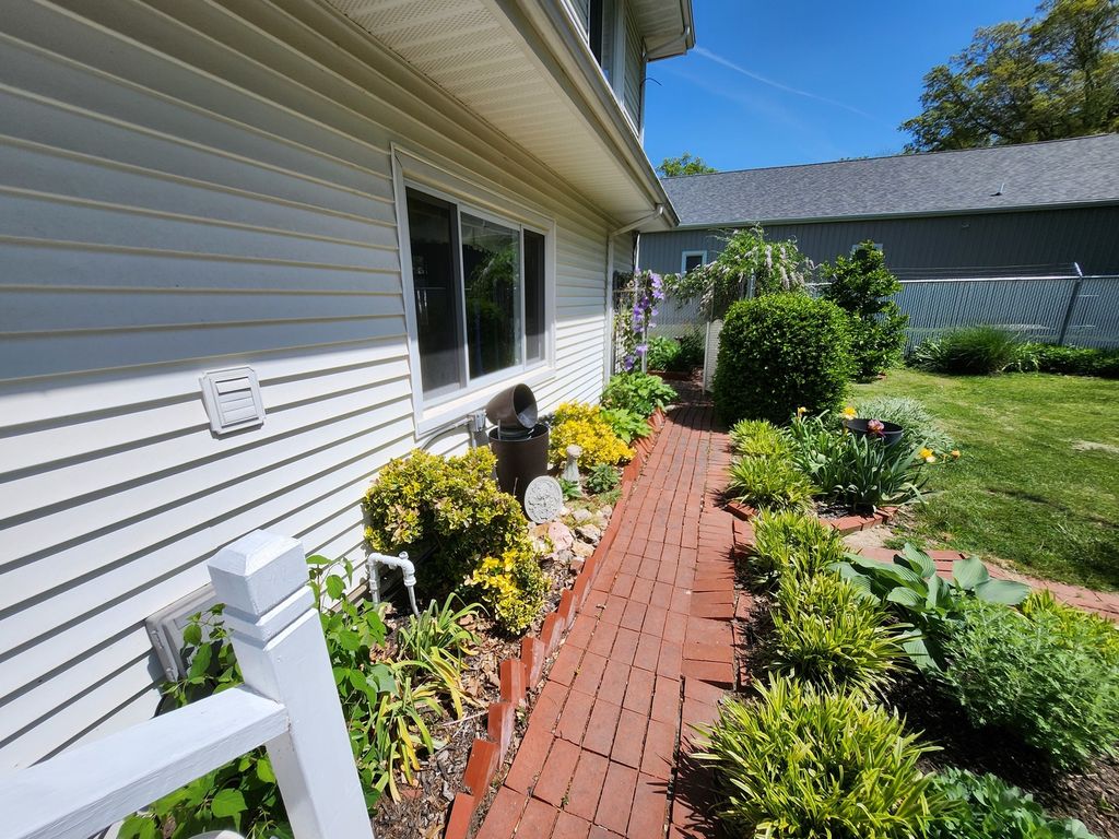 Image 10 of property listing at 766 Fairfield Road, Mt Vernon, IL 62864