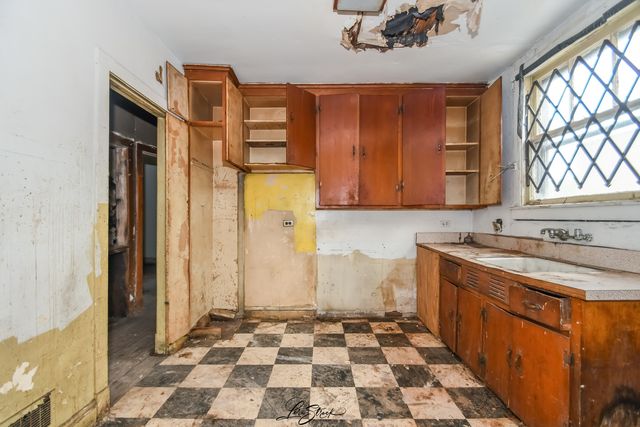 8645 S Bennett Avenue, Chicago, IL 60617