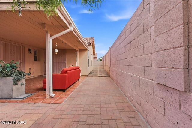9920 N Outlaw Trail, Tucson, AZ 85742