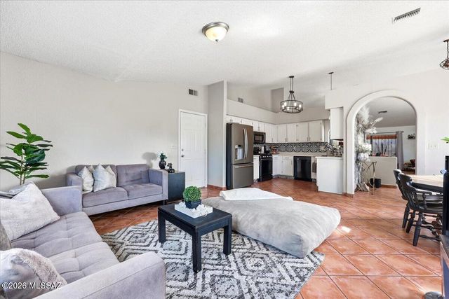 9920 N Outlaw Trail, Tucson, AZ 85742