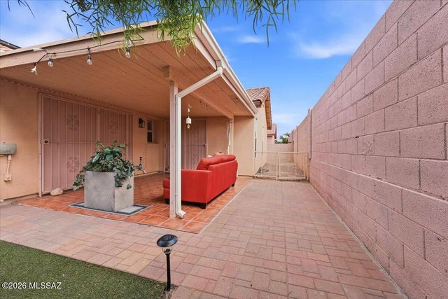 9920 N Outlaw Trail, Tucson, AZ 85742