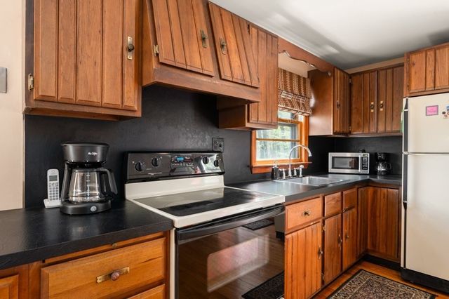 6 Ivy Ln, Reading, MA 01867
