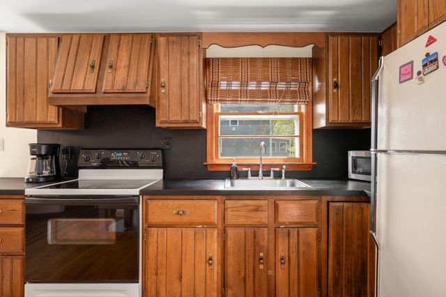 6 Ivy Ln, Reading, MA 01867