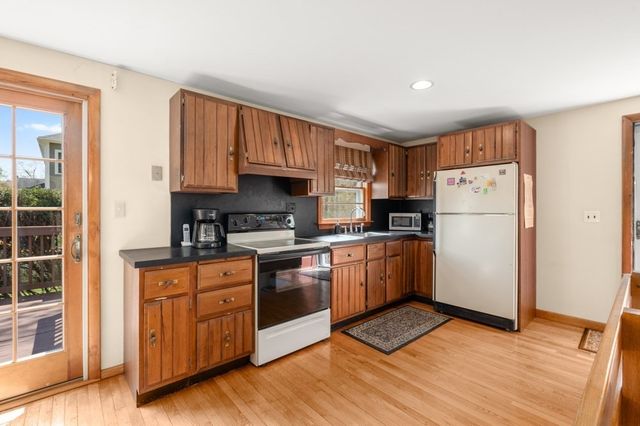 6 Ivy Ln, Reading, MA 01867