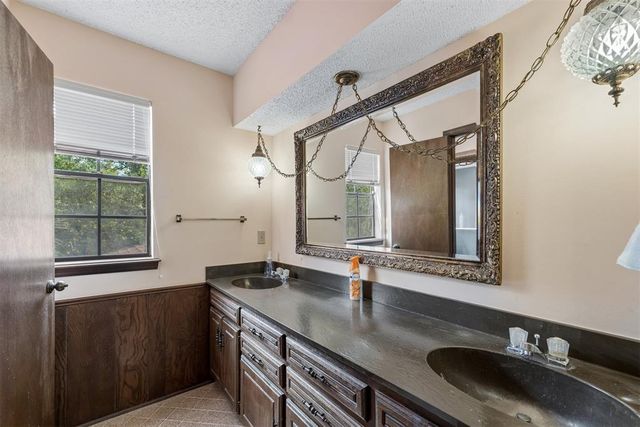 2009 Forest Road, Edmond, OK 73025