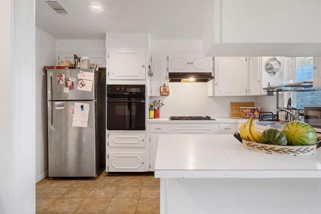 504 Marburger ST, Smithville, TX 78957