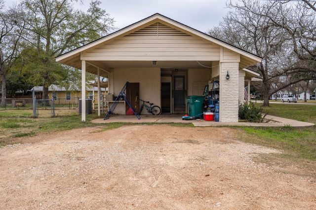 504 Marburger ST, Smithville, TX 78957