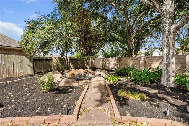 311 Lake Front Drive, League City, TX 77573