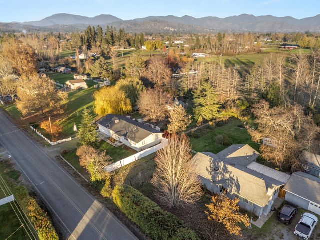1627 Southgate Way, Grants Pass, OR 97527