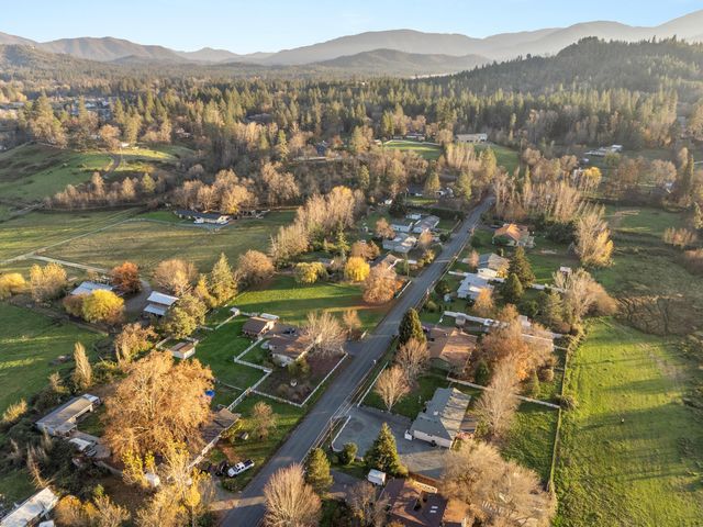 1627 Southgate Way, Grants Pass, OR 97527