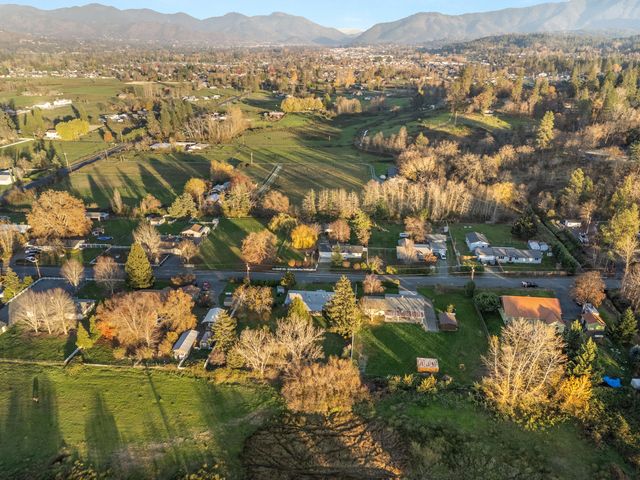 1627 Southgate Way, Grants Pass, OR 97527