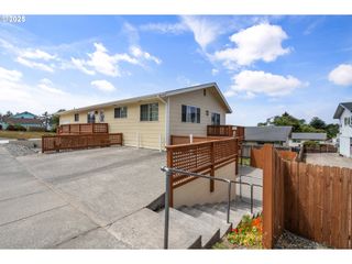 749 1ST St, Brookings, OR 97415