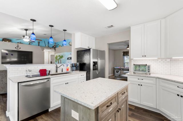 1973 Salamanca St, Navarre, FL 32566