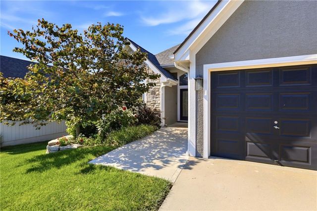 13718 BERGER Avenue, Bonner Springs, KS 66012