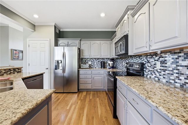 13718 BERGER Avenue, Bonner Springs, KS 66012