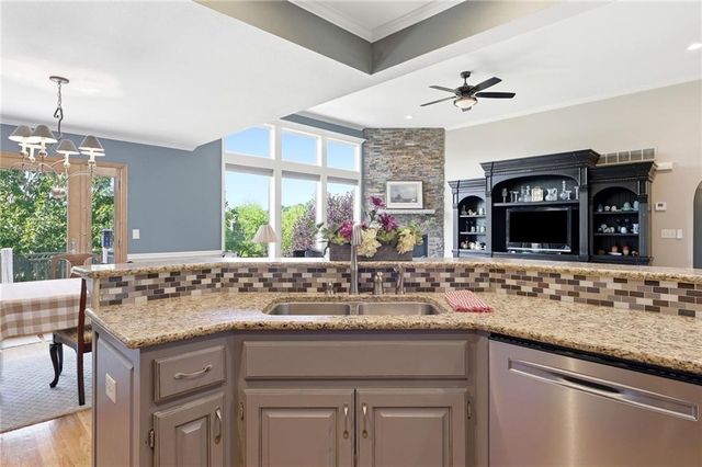 13718 BERGER Avenue, Bonner Springs, KS 66012