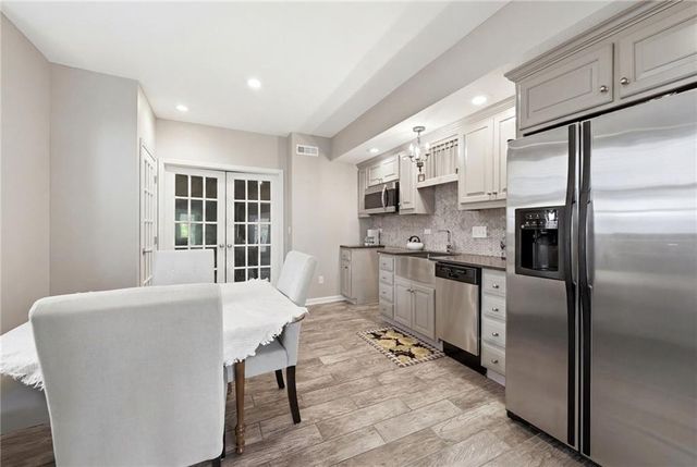 13718 BERGER Avenue, Bonner Springs, KS 66012