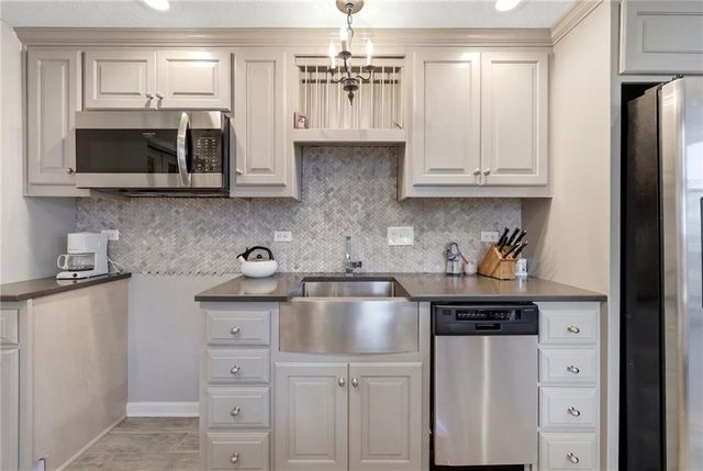 13718 BERGER Avenue, Bonner Springs, KS 66012