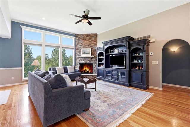 13718 BERGER Avenue, Bonner Springs, KS 66012