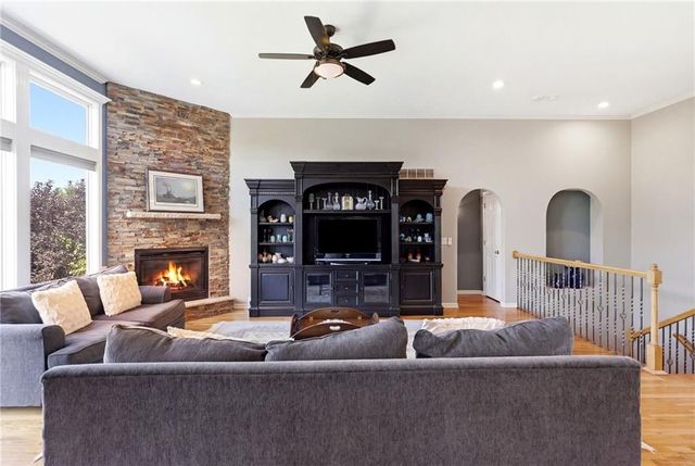 13718 BERGER Avenue, Bonner Springs, KS 66012