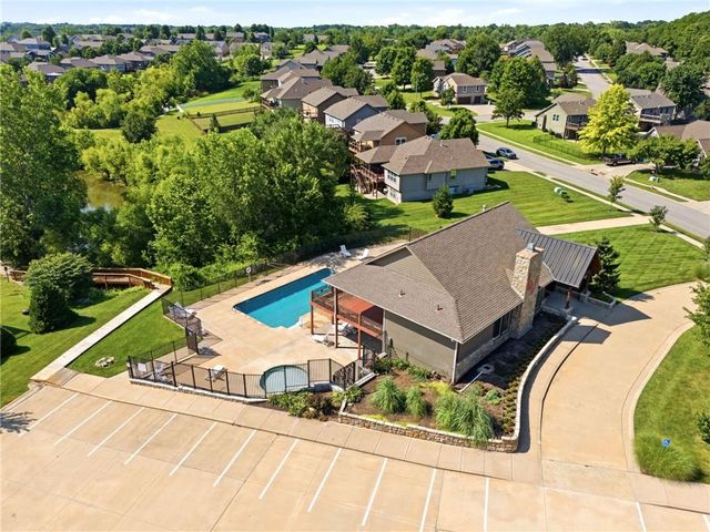 13718 BERGER Avenue, Bonner Springs, KS 66012