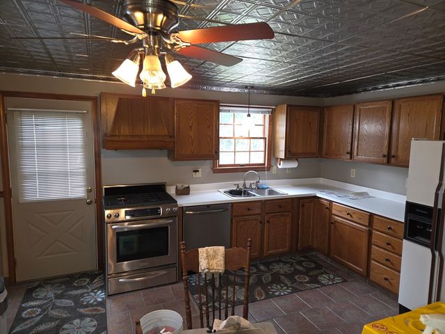 1451-1453 Carew St, Springfield, MA 01104