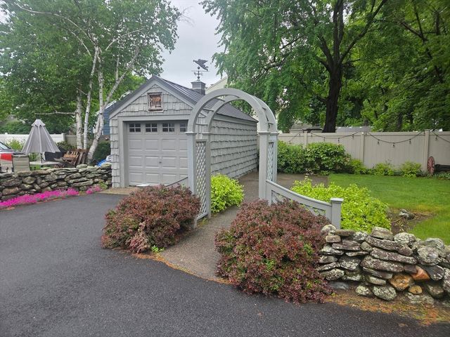 1451-1453 Carew St, Springfield, MA 01104
