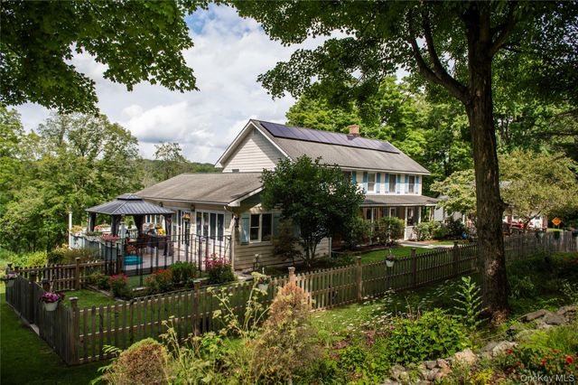 912-918 Hollow Road, Clinton Corners, NY 12514